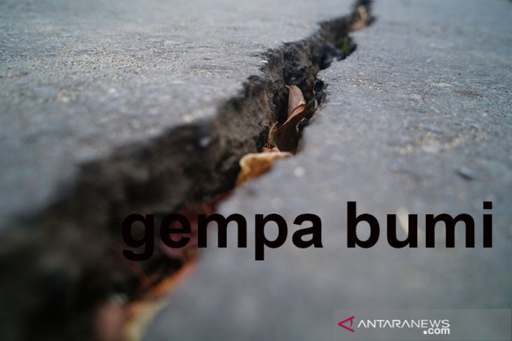 Warga ambon berhamburan akibat dua gempa beruntun