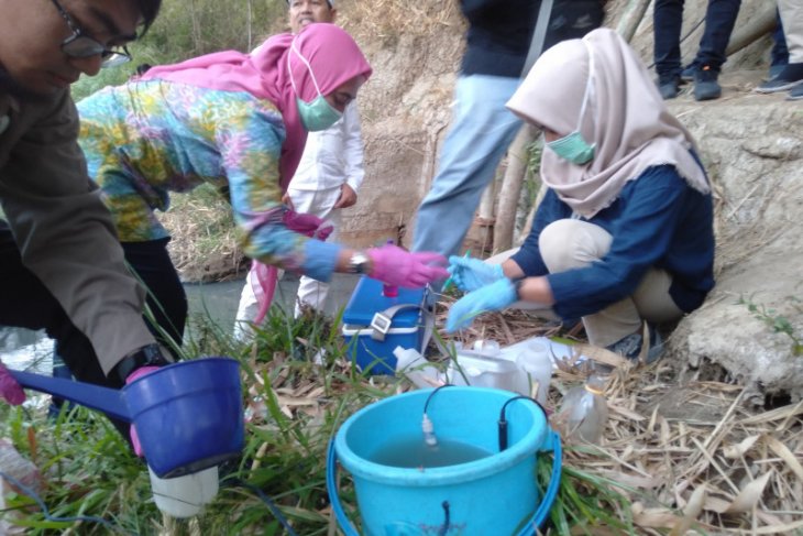 Pencemaran, tim Laboratorium PJT II periksa kondisi air Sungai Cilamaya