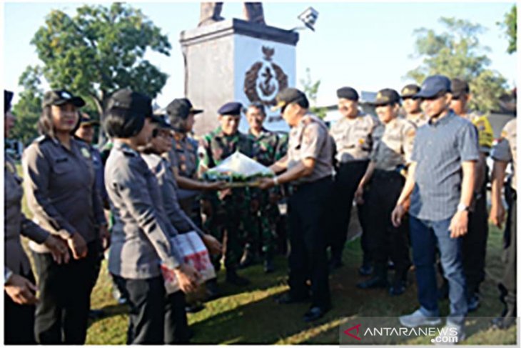 HUT TNI, Lanal Denpasar terima kejutan dari Kapolsek Denpasar Selatan