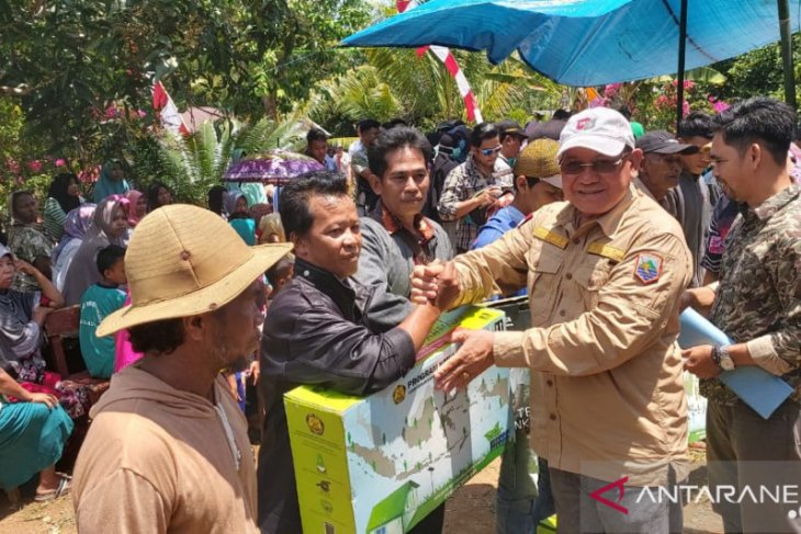 Bupati anjang sana dan serahkan bantuan ke Pamukan