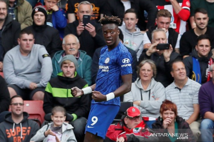 Top skor Liga Inggris, Abraham dampingi Aguero memimpin