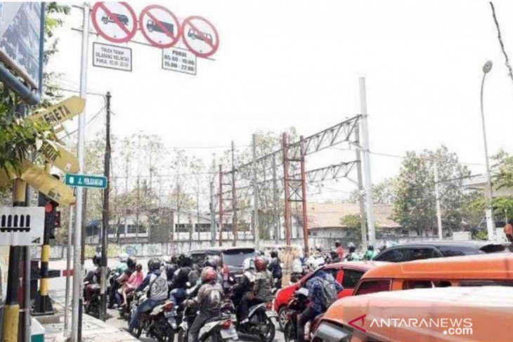 Truk tanah hanya boleh melintas di Bekasi pada pukul 21.00-05.00 WIB