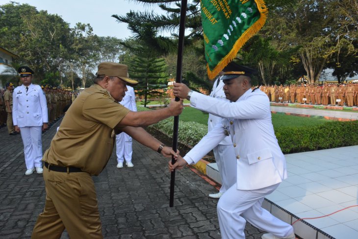Bupati Langkat serahkan tunggul kecamatan terbaik