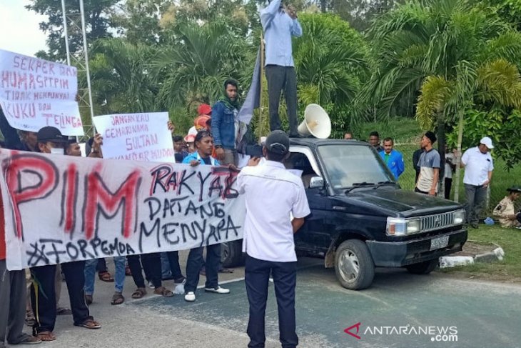 Ratusan massa Forpemda demo PT PIM