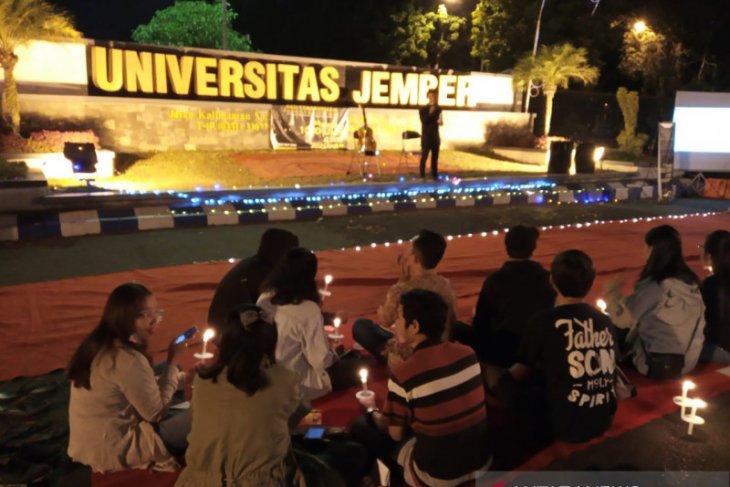 BEM Unej nyalakan 1.000 lilin untuk korban demonstrasi dan kerusuhan Wamena