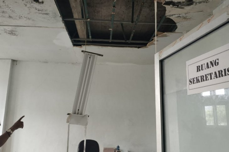 Atap gedung pemerintah Kayong Utara bocor, plafon jebol karena hujan deras