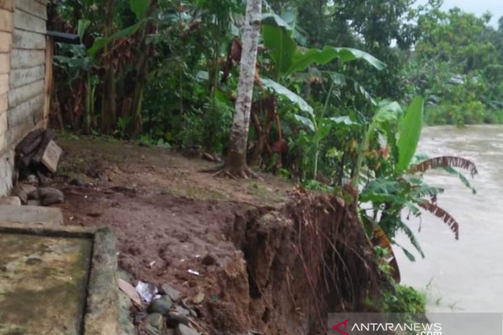 Tiga rumah di Nias terancam longsor akibat abrasi