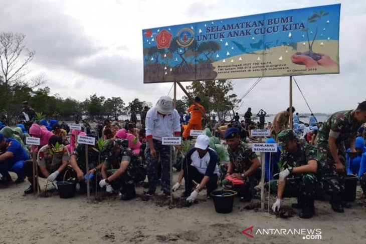 Lanal Bengkulu tanam 4.500 mangrove