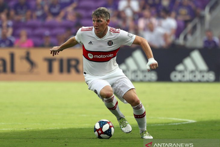 Bastian Schweinsteiger gantung sepatu