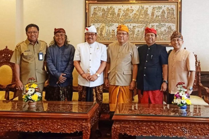 Wagub Cok Ace ikut menari dalam