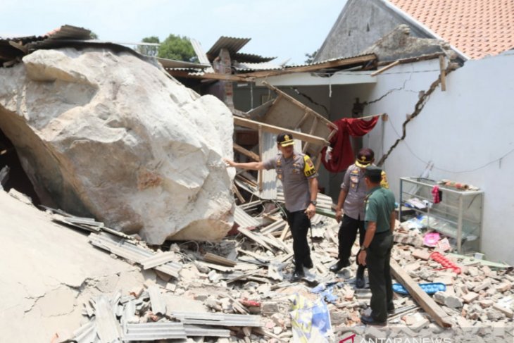Warga mendengar ledakan sebelum batu besar timpa rumah