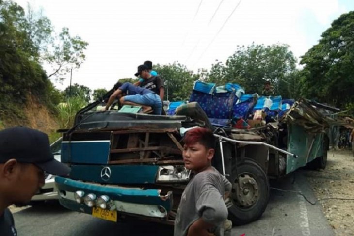 Kecelakaan maut di Kuantan Singingi Riau tewaskan enam orang