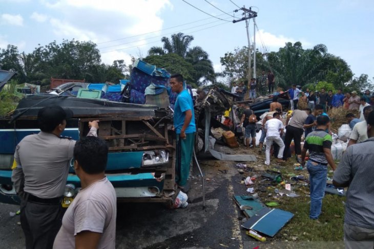 Enam penumpang tewas usai bus PO PMTOH alami kecelakaan tunggal