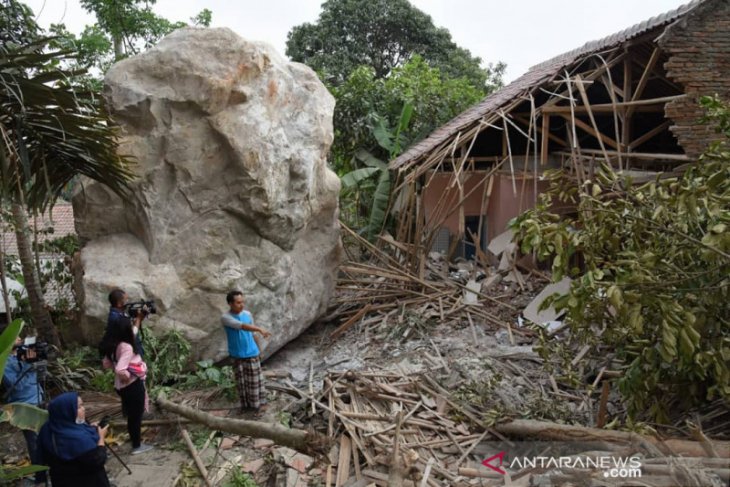 Hujan batu di Purwakarta, anggota DPRD Jabar desak gubernur evaluasi izin perusahaan tambang