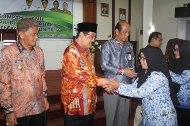 Bupati Paser Mengambil Sumpah Janji 145 ASN