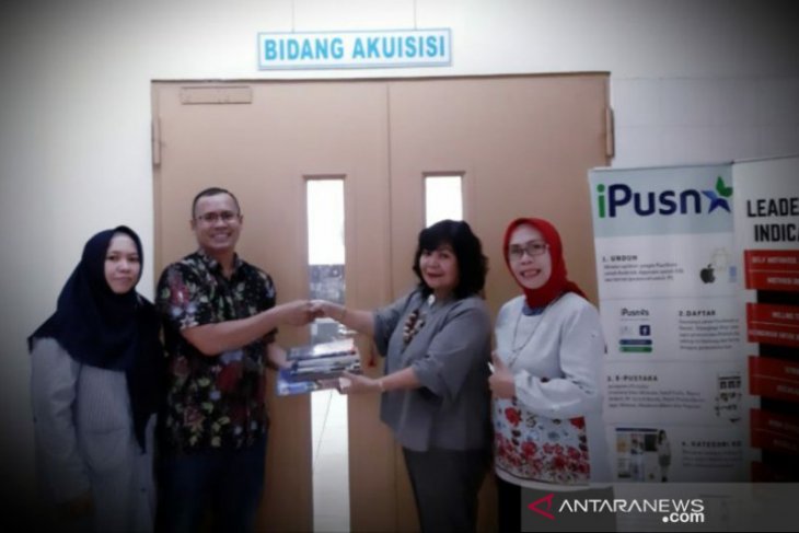 Warga Babel hibahkan buku ke Perpustakaan Nasional RI