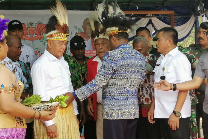 Menhan Ryamizard dinobatkan jadi anak adat Tabi
