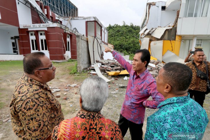 Kota Ambon lengang pasca diguncang gempa beruntun