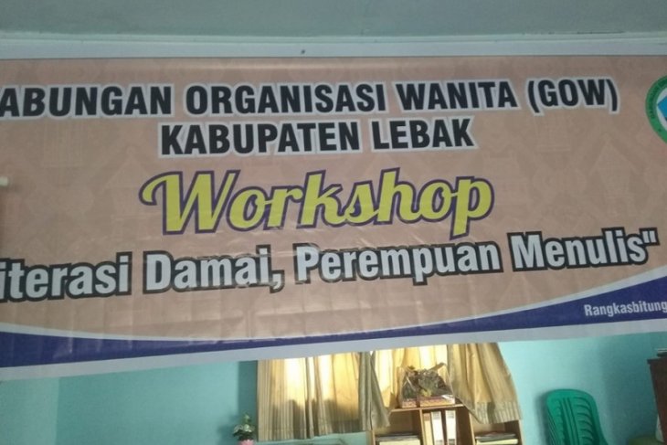 Kalangan perempuan Lebak diminta sampaikan kedamaian melalui tulisan