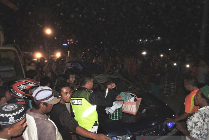 Korban kecelakaan mobil tertimpa pohon di Situbondo menjadi empat orang