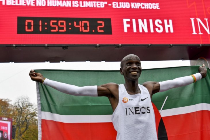 Pelari Kenya Kipchoge catatkan sejarah baru lari marathon kurang dari dua jam