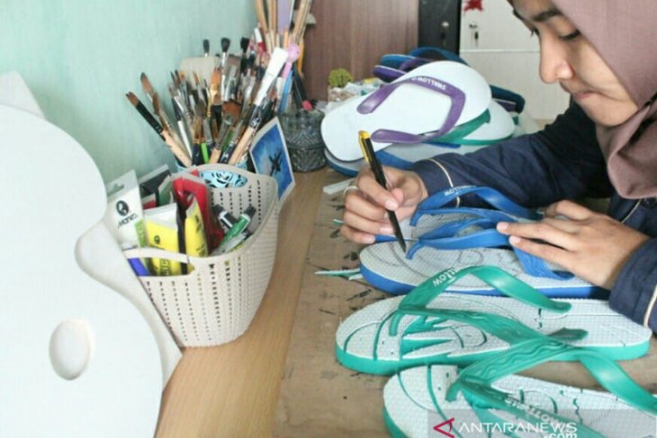 Anak muda ini ciptakan peluang bisnis mengukir sandal jepit