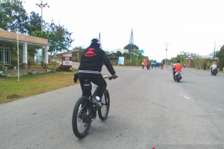 Bupati Thaher bersepeda ke objek wisata