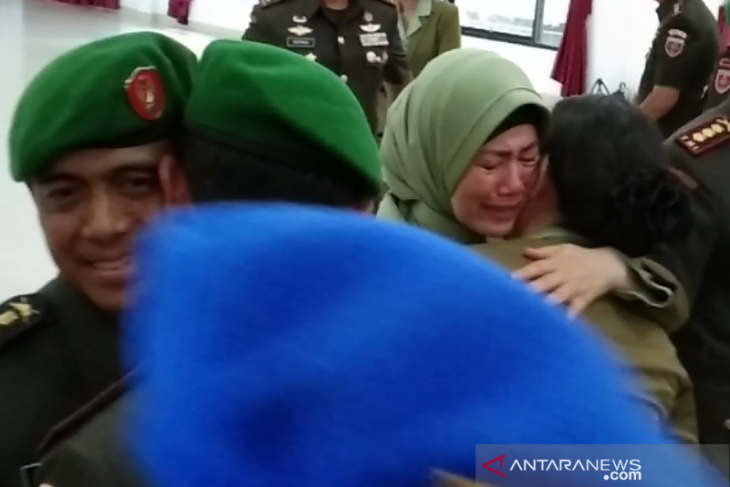 Istri Hendi Suhendi menangis saat sertijab