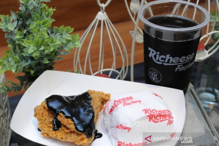Coba menu serba hitam dari Richeese Black