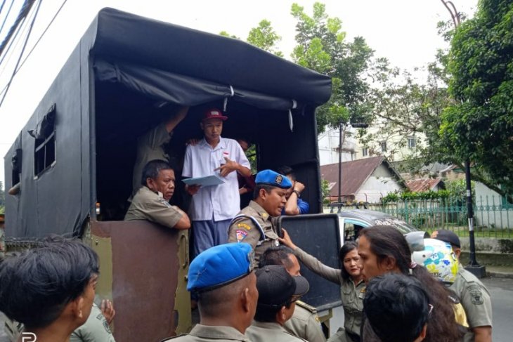 Seorang pemuda terluka saat insiden penertiban pelajar