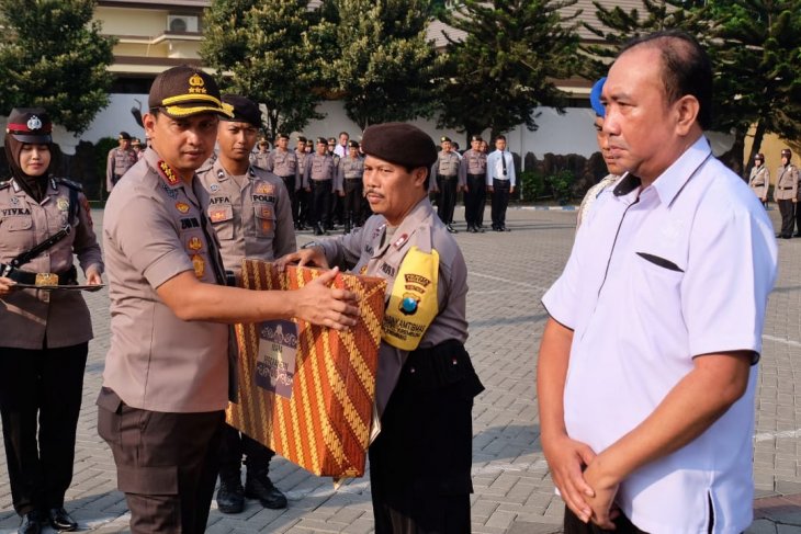 Kapolresta Sidoarjo ganjar penghargaan anggota berprestasi