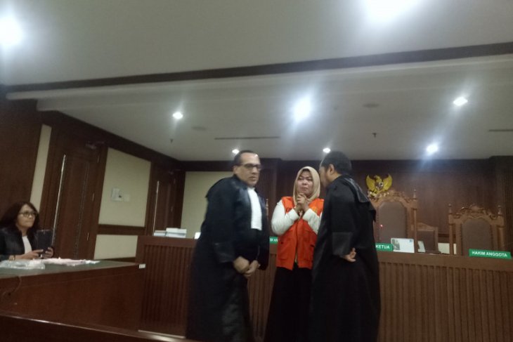 Wanita perekam video
