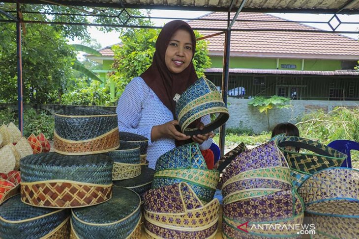Kaum Ibu kembangkan kerajinan tanjak dari bambu