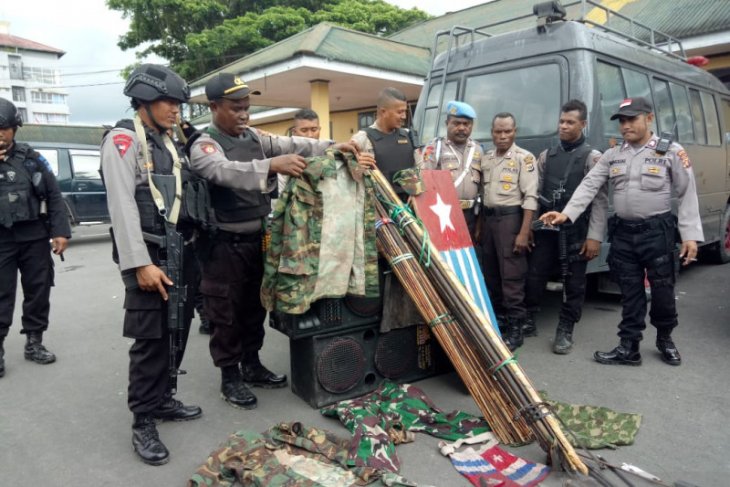 Police confiscate 115 arrows, 22 archery bows from house in Mimika