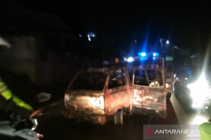 Tangki kendaraan isi BBM diduga alami kebocoran