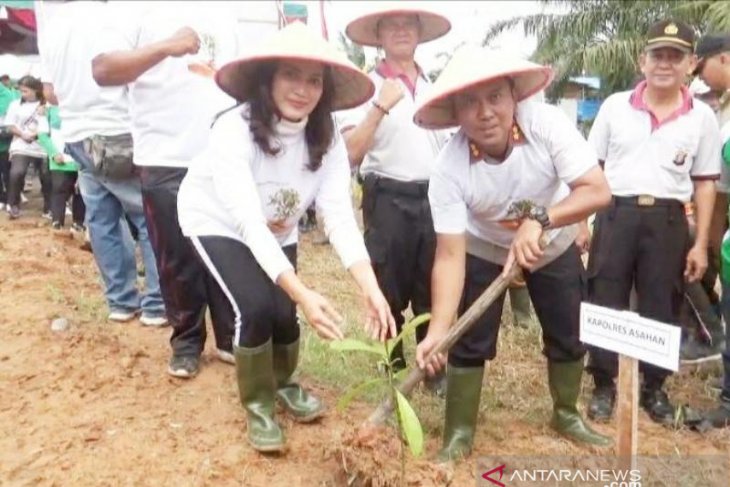 Polres Asahan tanam ribuan pohon di sepanjang Sungai Sei Silo