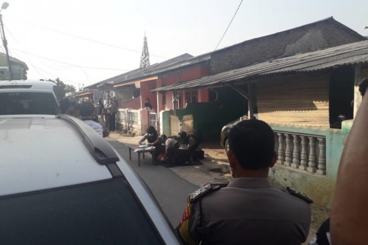 Dari rumah keluarga terduga teroris Densus 88 bawa bahan peledak