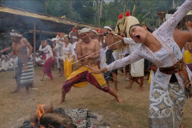 Warga Selumbung, Karangasem gelar tradisi Daratan