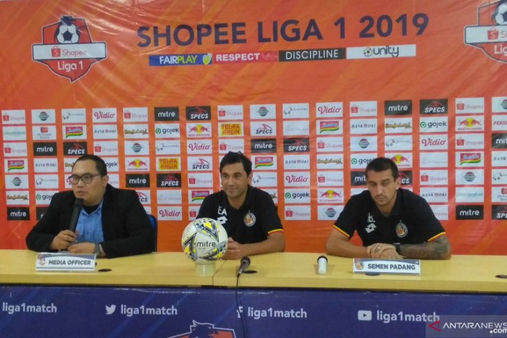 Pelatih Semen Padang Eduardo Almeida sebut laga lawan Persija pertandingan biasa