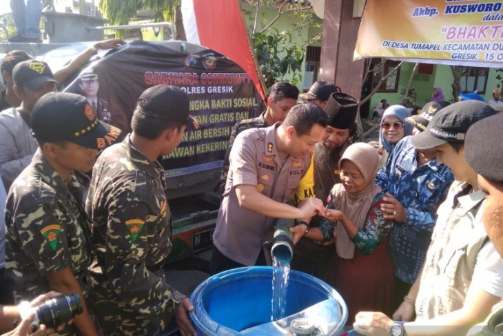 Di wilayah krisis, Polres Gresik bagikan air bersih
