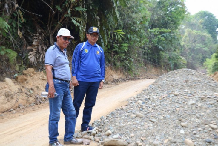 Anggota Dewan Tabalong tinjau perbaikan jalan Desa Salikung