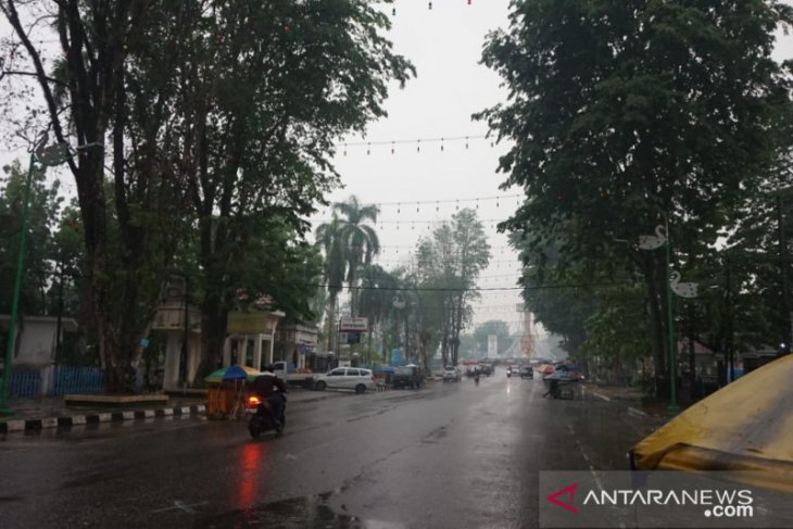 Kota Jambi dan sekitarnya diguyur hujan deras, kabut asap reda