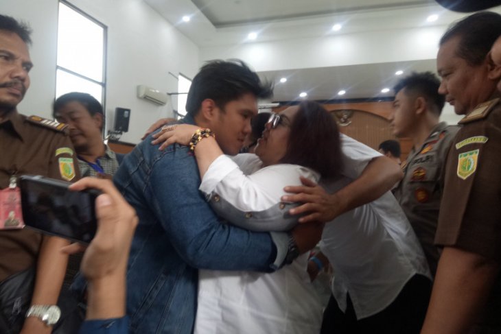 Nunung keluhkan pemeriksaan dirinya terlalu lama