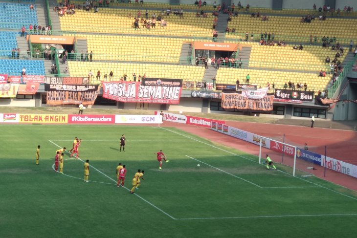 Persija telan kekalahan atas Semen Padang 1-2, sehingga turun ke posisi 16