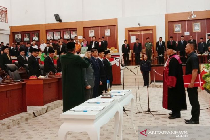 Empat Pimpinan DPRD Babel resmi dilantik