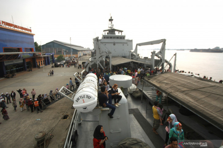 KRI Teluk Ende brings two cadets from S Kalimantan