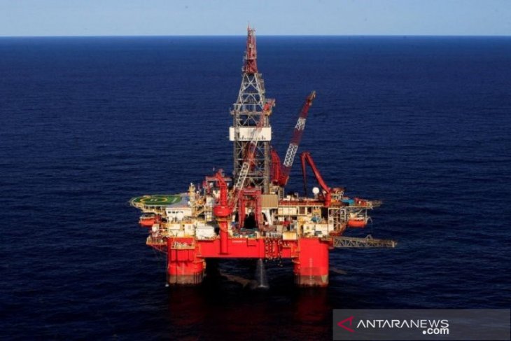 Minyak melonjak dipicu penurunan stok AS, pembatasan produksi OPEC