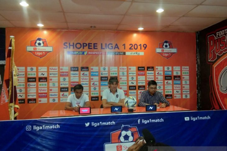 Pelatih Bali United, Stefano Cugurra intruksikan pemain Bali United agar bekerja lebih keras