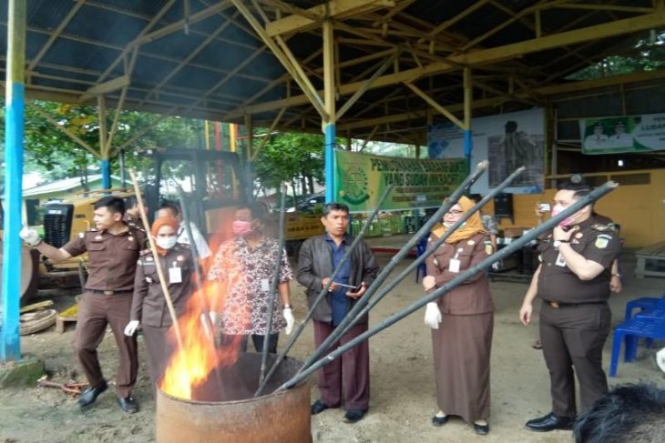 Kejari Tebing Tinggi musnahkan barang bukti