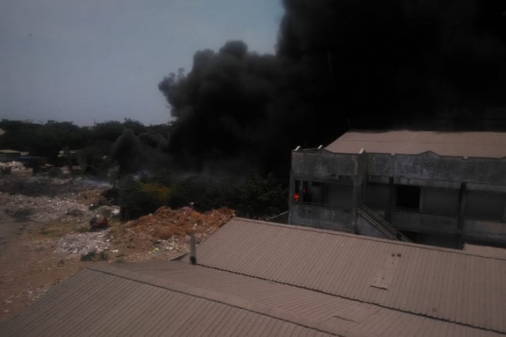 Tempat Pembuangan Sampah Rungkut Surabaya Terbakar Antara Tempat Pembuangan Sampah Rungkut Surabaya Terbakar Antara